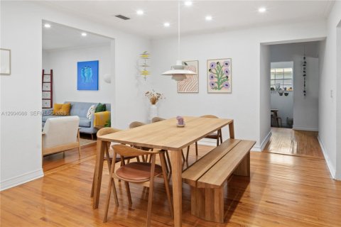 House in Coral Gables, Florida 3 bedrooms, 238.2 sq.m. № 2068546 - photo 6