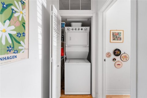 House in Coral Gables, Florida 3 bedrooms, 238.2 sq.m. № 2068546 - photo 29