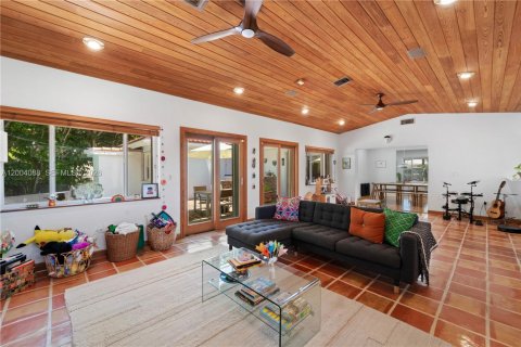 House in Coral Gables, Florida 3 bedrooms, 238.2 sq.m. № 2068546 - photo 14