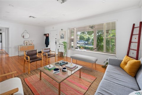 House in Coral Gables, Florida 3 bedrooms, 238.2 sq.m. № 2068546 - photo 4