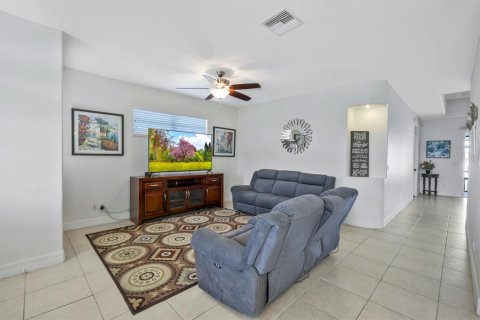 House in Cape Coral, Florida 3 bedrooms, 165.74 sq.m. № 1797861 - photo 9