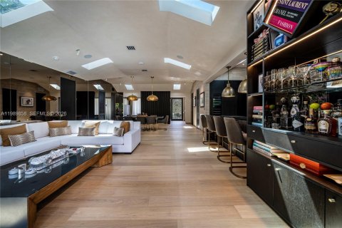 House in Miami, Florida 5 bedrooms, 323.3 sq.m. № 2064831 - photo 10