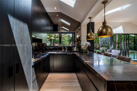 House in Miami, Florida 5 bedrooms, 323.3 sq.m. № 2064831 - photo 19