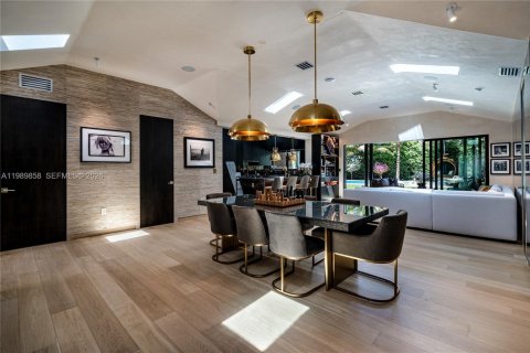 House in Miami, Florida 5 bedrooms, 323.3 sq.m. № 2064831 - photo 16