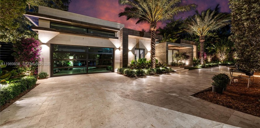 House in Miami, Florida 5 bedrooms, 323.3 sq.m. № 2064831