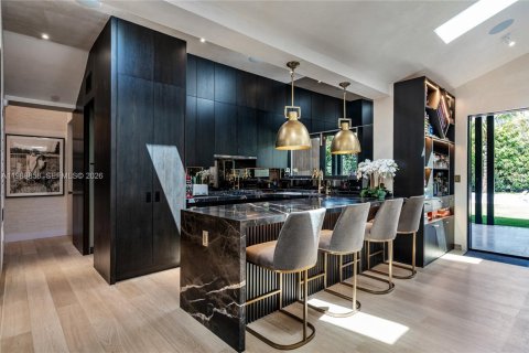 House in Miami, Florida 5 bedrooms, 323.3 sq.m. № 2064831 - photo 18
