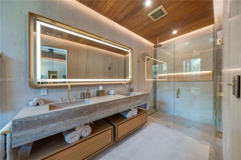 House in Miami, Florida 5 bedrooms, 323.3 sq.m. № 2064831 - photo 25