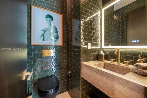 House in Miami, Florida 5 bedrooms, 323.3 sq.m. № 2064831 - photo 26