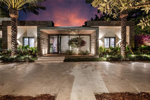 House in Miami, Florida 5 bedrooms, 323.3 sq.m. № 2064831 - photo 6