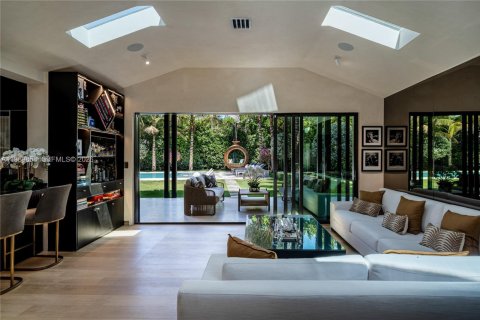House in Miami, Florida 5 bedrooms, 323.3 sq.m. № 2064831 - photo 9