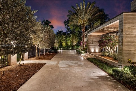 House in Miami, Florida 5 bedrooms, 323.3 sq.m. № 2064831 - photo 7