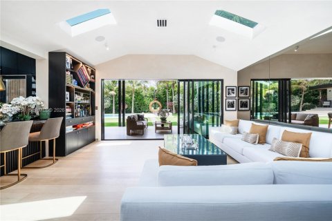 House in Miami, Florida 5 bedrooms, 323.3 sq.m. № 2064831 - photo 8