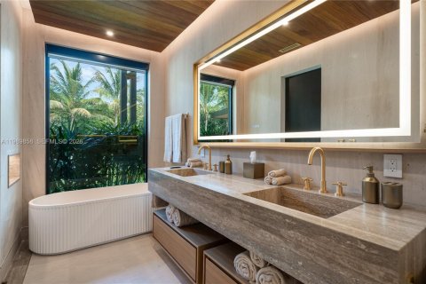 House in Miami, Florida 5 bedrooms, 323.3 sq.m. № 2064831 - photo 24