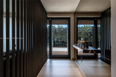 House in Miami, Florida 5 bedrooms, 323.3 sq.m. № 2064831 - photo 23