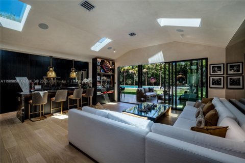 House in Miami, Florida 5 bedrooms, 323.3 sq.m. № 2064831 - photo 11