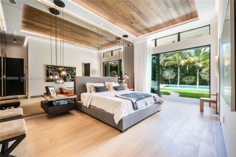 House in Miami, Florida 5 bedrooms, 323.3 sq.m. № 2064831 - photo 20