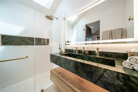 House in Miami, Florida 5 bedrooms, 323.3 sq.m. № 2064831 - photo 30