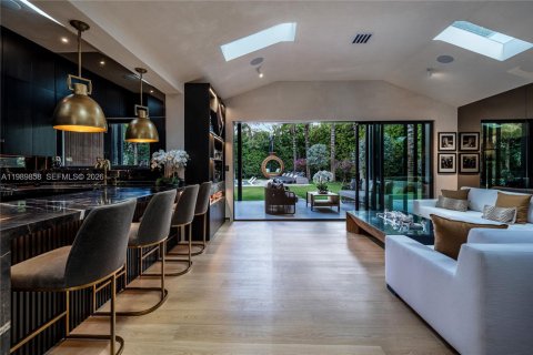 House in Miami, Florida 5 bedrooms, 323.3 sq.m. № 2064831 - photo 12