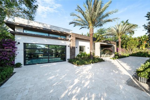 House in Miami, Florida 5 bedrooms, 323.3 sq.m. № 2064831 - photo 3