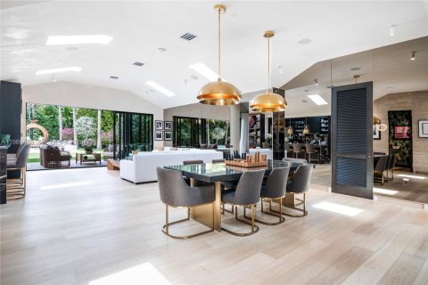 House in Miami, Florida 5 bedrooms, 323.3 sq.m. № 2064831 - photo 13