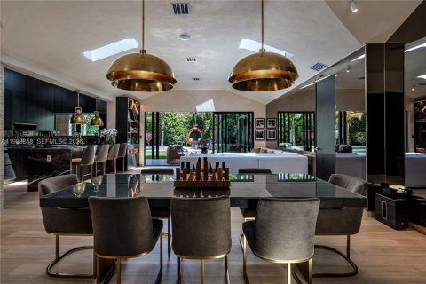 House in Miami, Florida 5 bedrooms, 323.3 sq.m. № 2064831 - photo 14