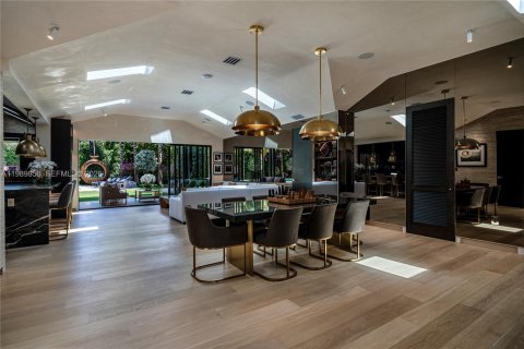 House in Miami, Florida 5 bedrooms, 323.3 sq.m. № 2064831 - photo 15