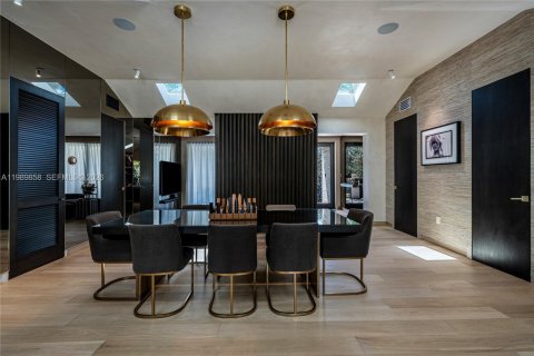 House in Miami, Florida 5 bedrooms, 323.3 sq.m. № 2064831 - photo 17