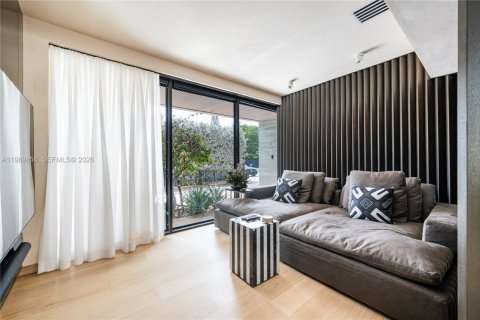House in Miami, Florida 5 bedrooms, 323.3 sq.m. № 2064831 - photo 22
