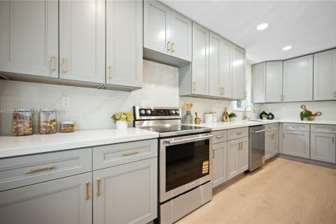 Villa ou maison à vendre à Miami, Floride: 4 chambres, 160.07 m2 № 2084850 - photo 16