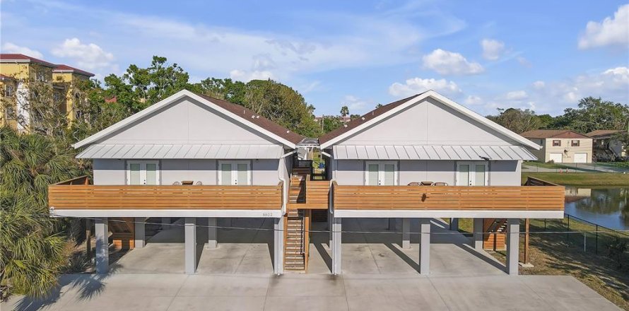 House in Tampa, Florida 4 bedrooms, 278.71 sq.m. № 1795175