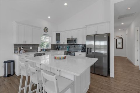 House in Tampa, Florida 4 bedrooms, 278.71 sq.m. № 1795175 - photo 18