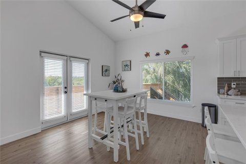 House in Tampa, Florida 4 bedrooms, 278.71 sq.m. № 1795175 - photo 14