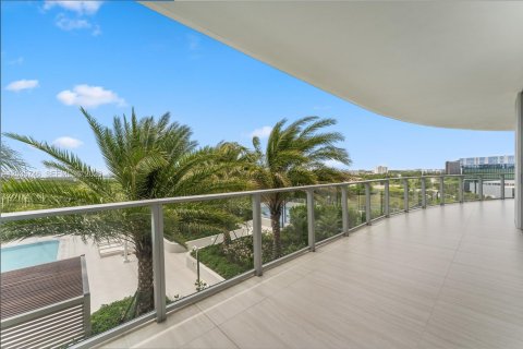 Condominio en alquiler en North Miami, Florida, 3 dormitorios, 197.88 m2 № 2085759 - foto 13