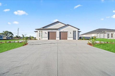 Immobilier commercial à vendre à Cape Coral, Floride: 12 chambres, 232.07 m2 № 2211592 - photo 2