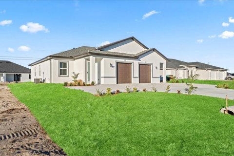 Commercial property in Cape Coral, Florida 12 bedrooms, 232.07 sq.m. № 2211592