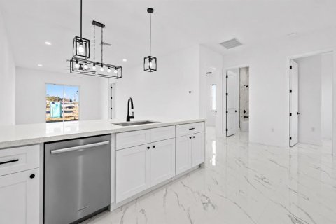 Immobilier commercial à vendre à Cape Coral, Floride: 12 chambres, 232.07 m2 № 2211592 - photo 10