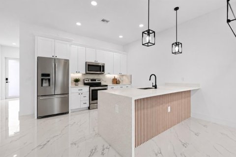 Immobilier commercial à vendre à Cape Coral, Floride: 12 chambres, 232.07 m2 № 2211592 - photo 9