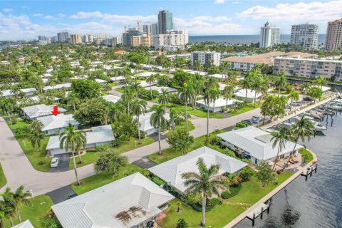 House in Lauderdale-by-the-Sea, Florida 2 bedrooms, 158.96 sq.m. № 1931294 - photo 1