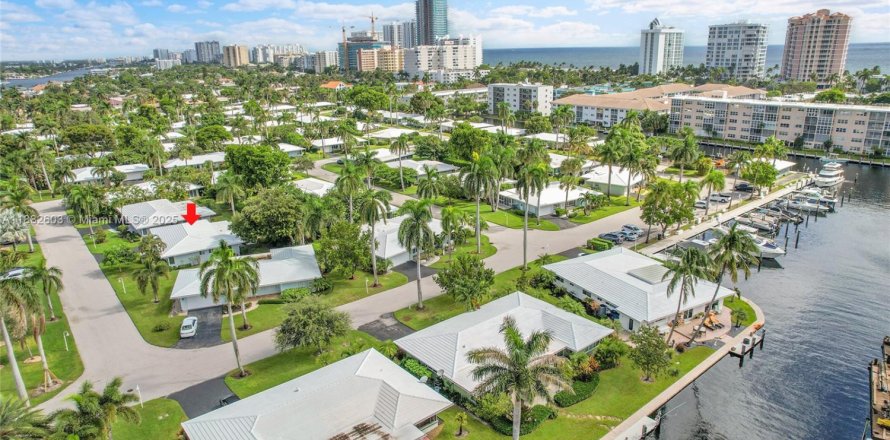 House in Lauderdale-by-the-Sea, Florida 2 bedrooms, 158.96 sq.m. № 1931294