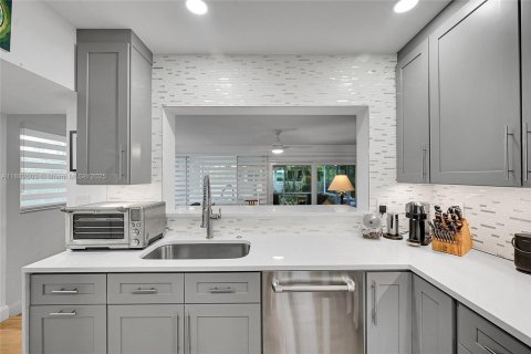 House in Lauderdale-by-the-Sea, Florida 2 bedrooms, 158.96 sq.m. № 1931294 - photo 7