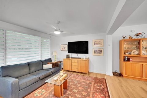 House in Lauderdale-by-the-Sea, Florida 2 bedrooms, 158.96 sq.m. № 1931294 - photo 13