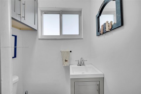 House in Lauderdale-by-the-Sea, Florida 2 bedrooms, 158.96 sq.m. № 1931294 - photo 11