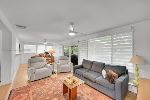 House in Lauderdale-by-the-Sea, Florida 2 bedrooms, 158.96 sq.m. № 1931294 - photo 14