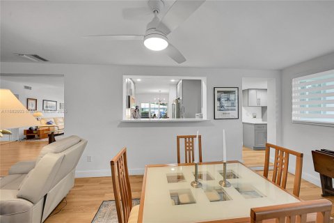 House in Lauderdale-by-the-Sea, Florida 2 bedrooms, 158.96 sq.m. № 1931294 - photo 12