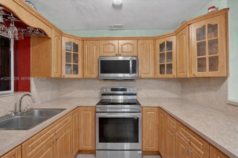 Casa en venta en Miami Gardens, Florida, 3 dormitorios, 199.83 m2 № 2185869 - foto 11