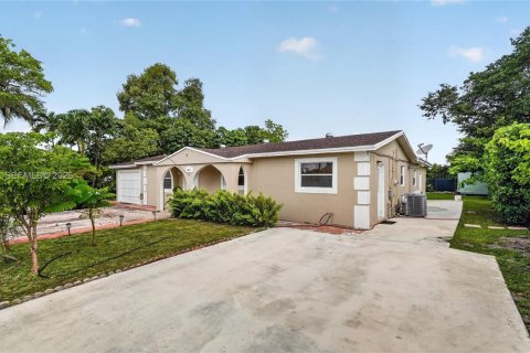 Casa en venta en Miami Gardens, Florida, 3 dormitorios, 199.83 m2 № 2185869 - foto 2