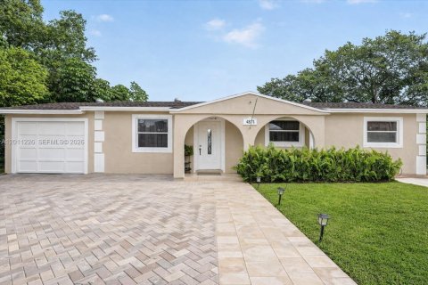 Casa en Miami Gardens, Florida 3 dormitorios, 199.83 m2 № 2185869