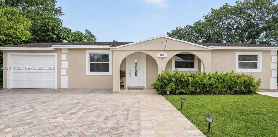 Casa en Miami Gardens, Florida 3 dormitorios, 199.83 m2 № 2185869