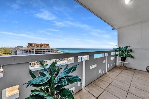 Купить кондоминиум в Холливуд, Флорида 2 спальни, 104.05м2, № 1995603 - фото 17