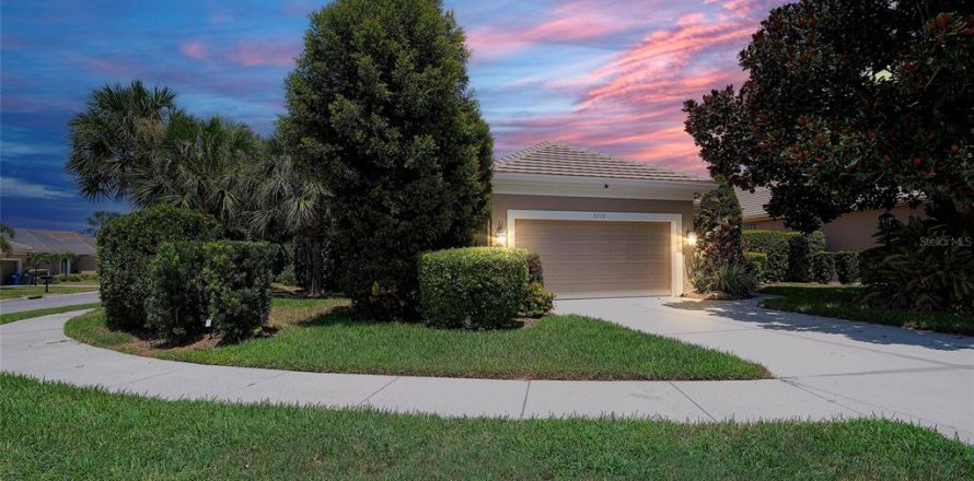 House in Bradenton, Florida 2 bedrooms, 152.27 sq.m. № 2232191